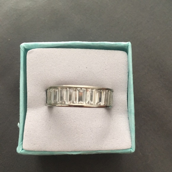 Beautiful rectangular cubic zirconia stones all the way around, with box, size 7 - Picture 4 of 8